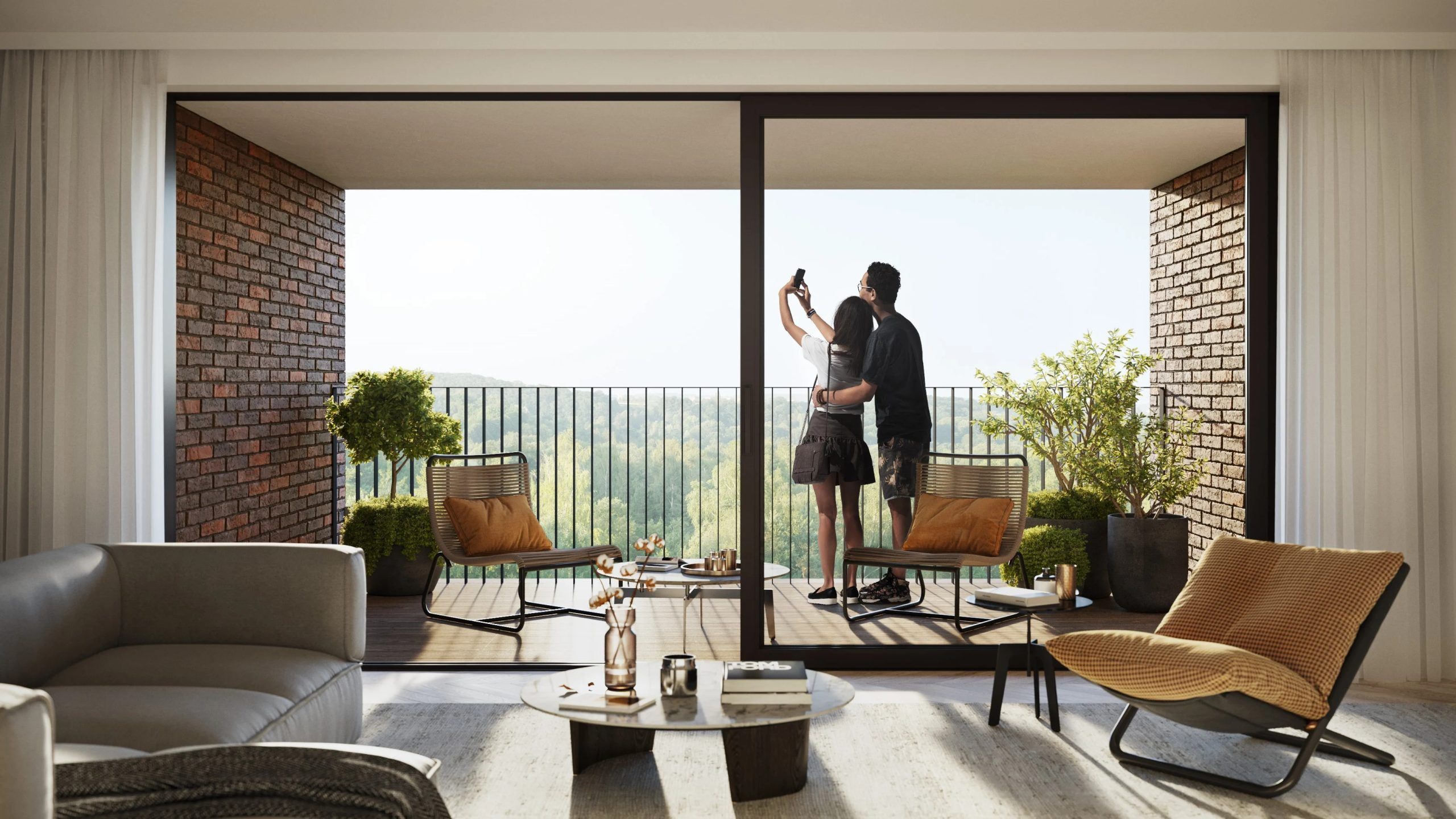 Maison basse énergie clé sur porte, couple sur terrasse