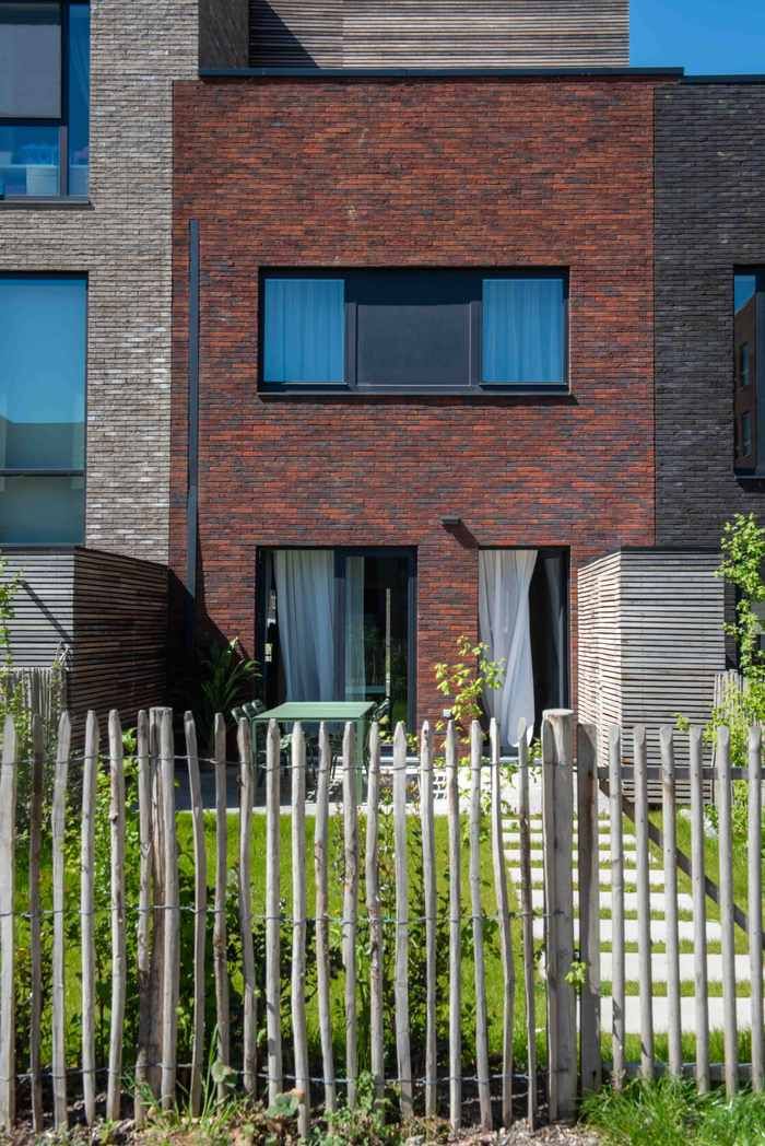 Maison basse énergie clé sur porte vue depuis l'extérieur