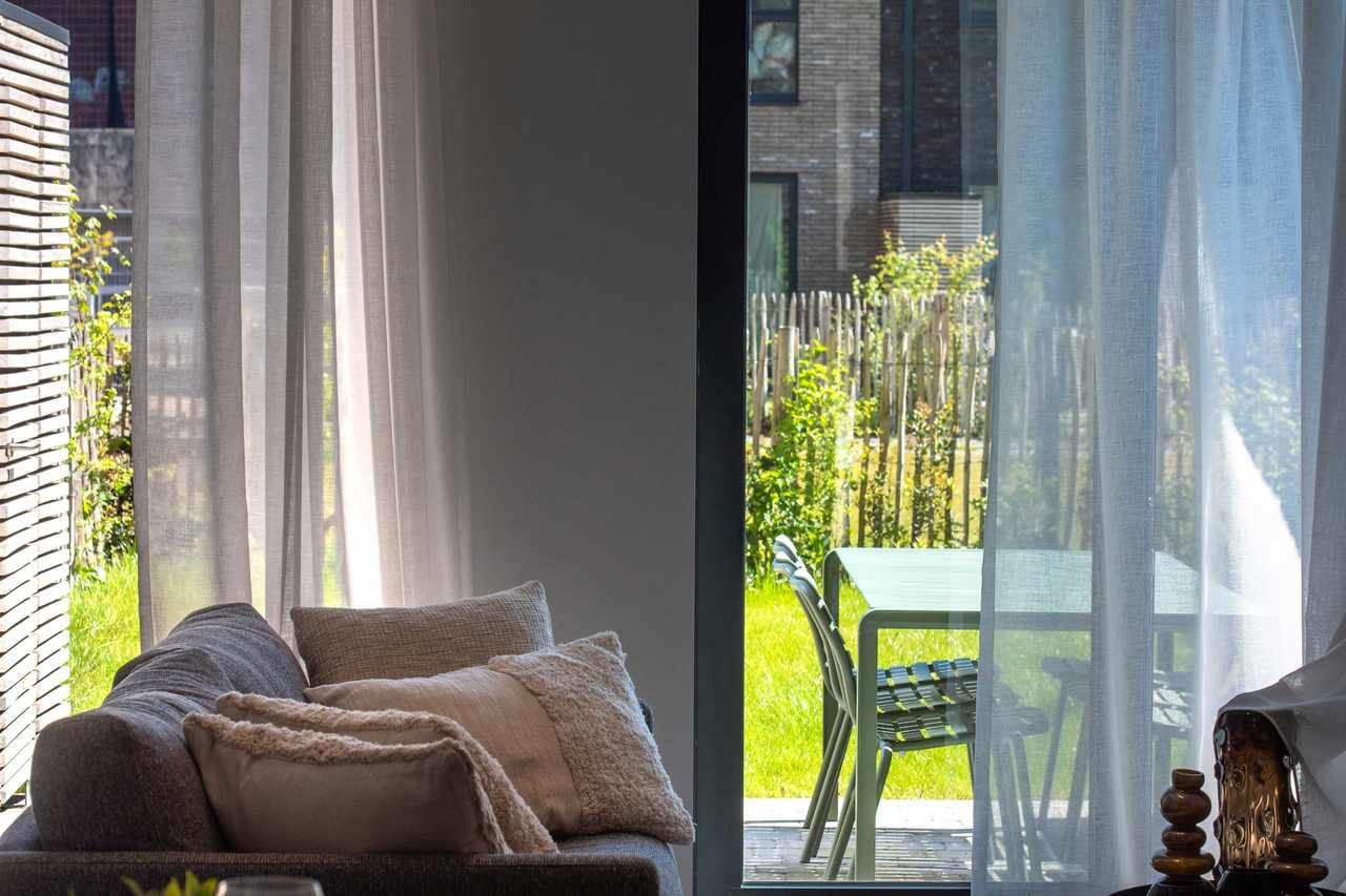 Appartement neuf à vendre à Liège, vue de l'intérieur sur la terrasse