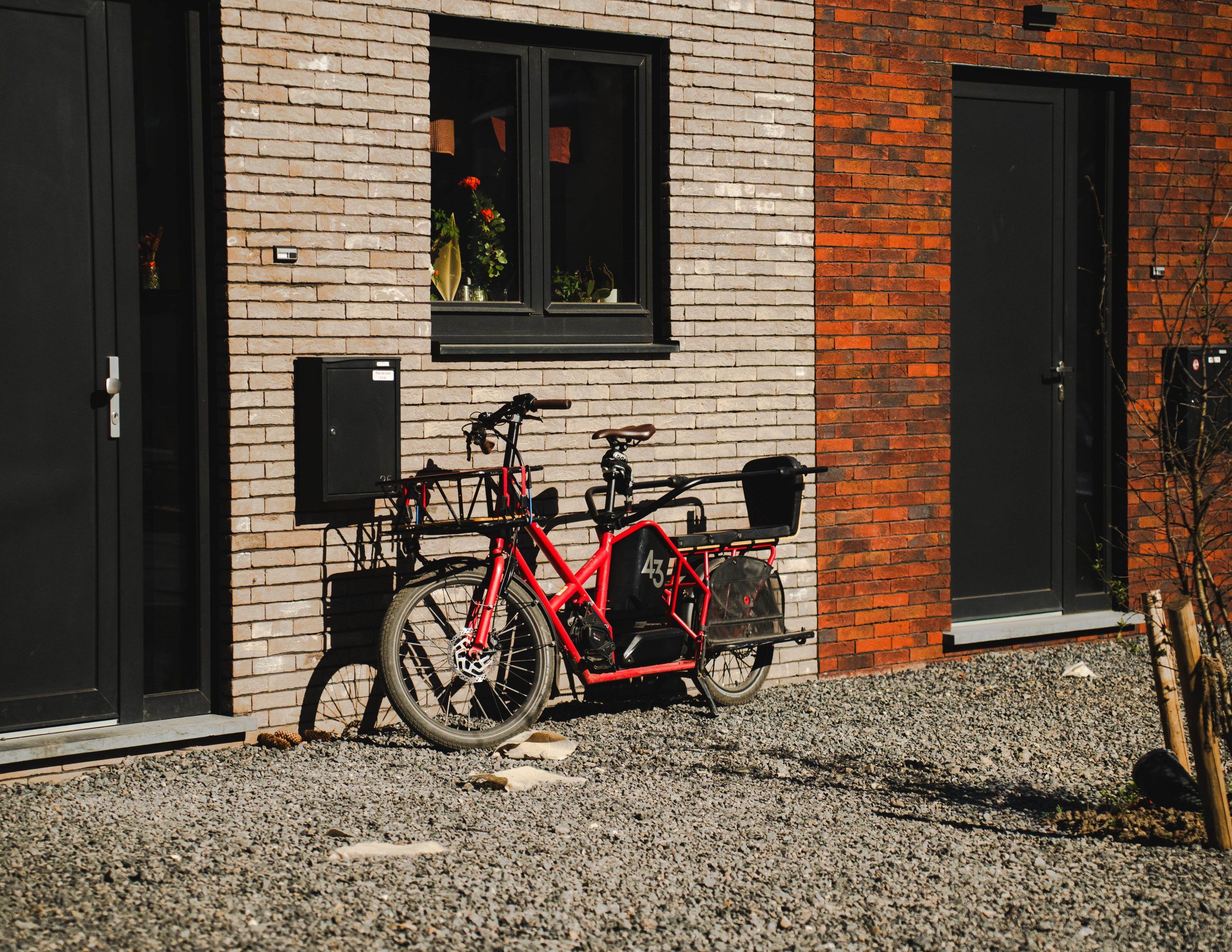 Vélo posé sur une nouvelle construction au sein de l'écoquartier