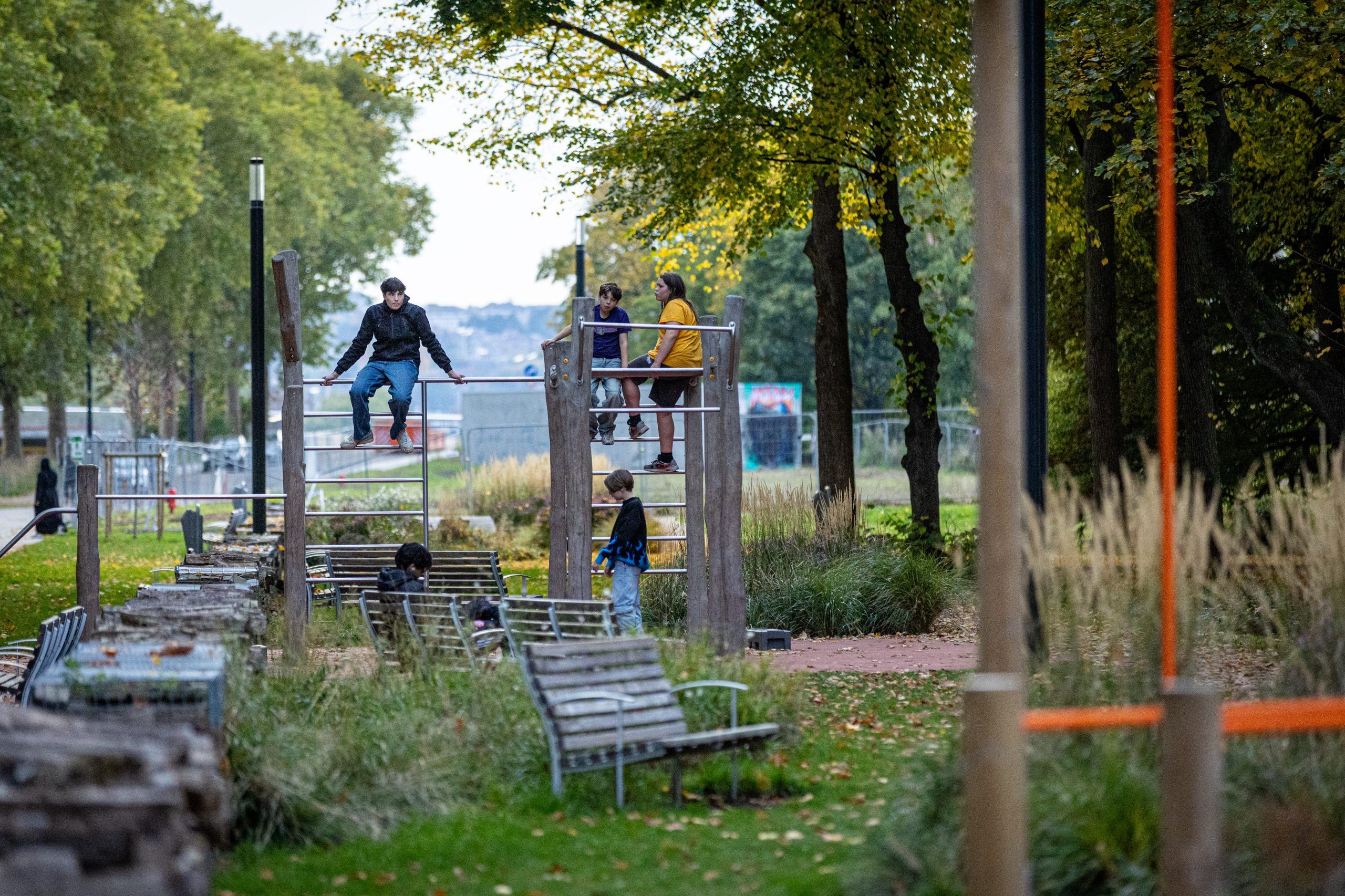 Enfants qui jouent dans le parc du projet immobilier Rives Ardentes situé à Coronmeuse